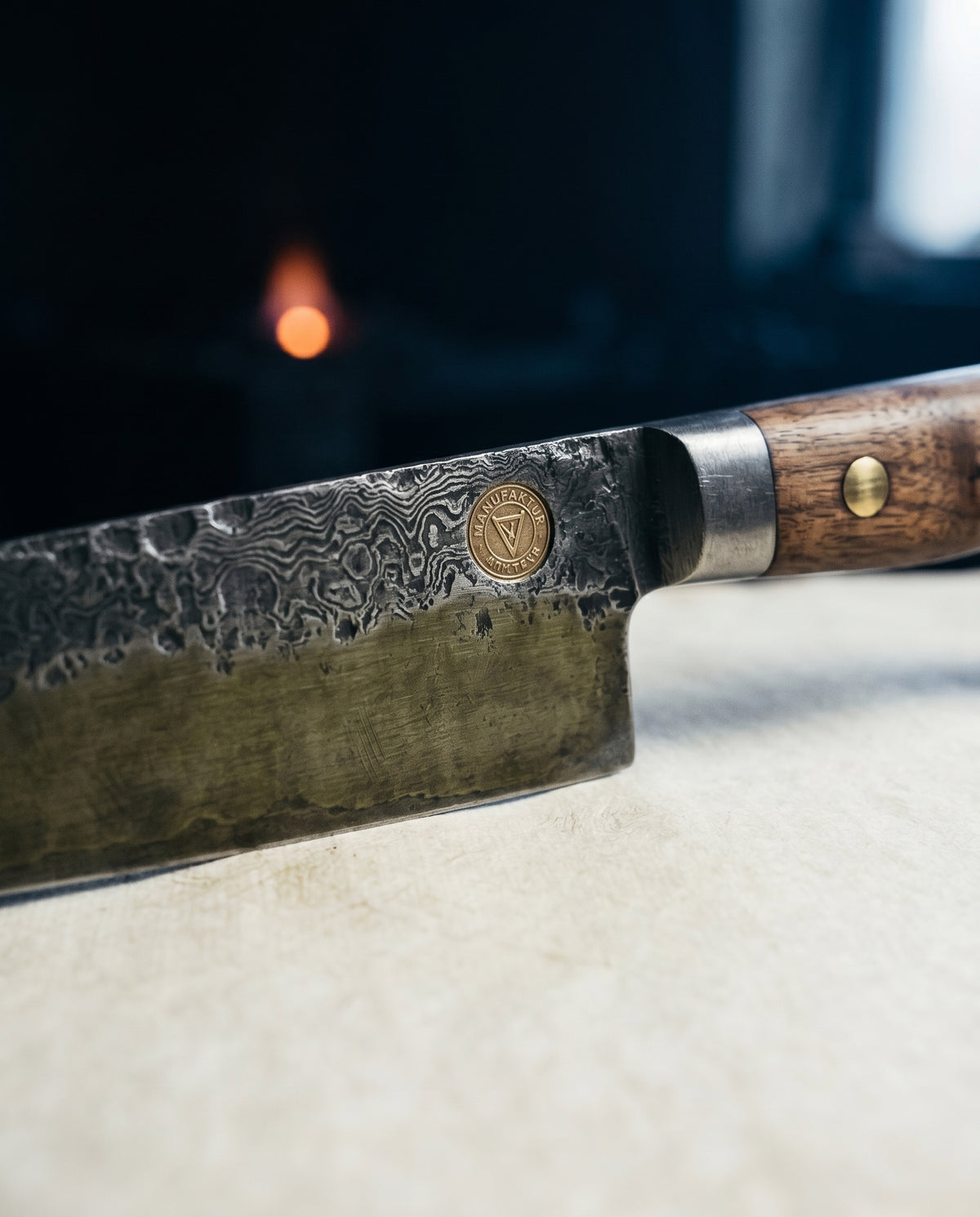 Hammered Damastware Carbonmuster entlang der Klinge, mit dem eingestempelten Manufaktur-Mal an der Klinge